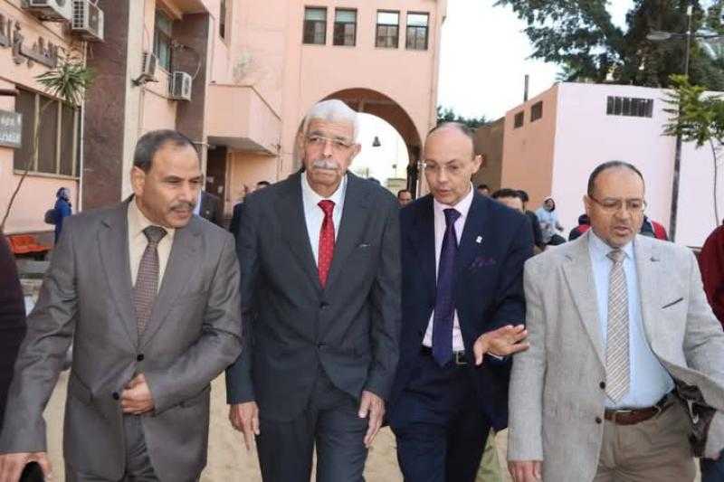 رئيس جامعة المنوفية يتابع أعمال التطوير والإنشاءات بالمجمع الطبي بالجامعة