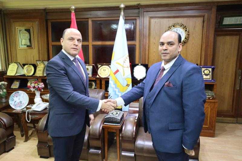 محافظ كفر الشيخ يكرم عضو الشبكة الوطنية للطوارئ لحصوله على المركز الأول
