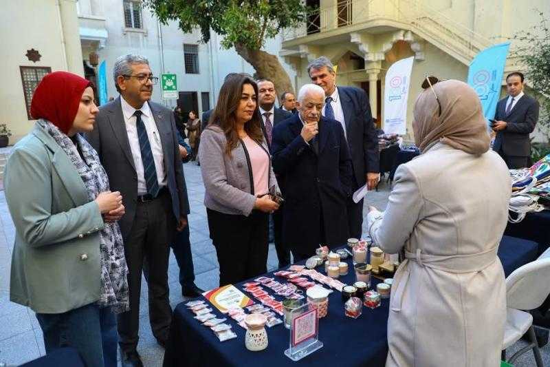 وزيرة التنمية المحلية وعميد كلية التعليم المستمر ومستشار الجامعة الأمريكية يفتتحون معرض ”أيادي مصر” بمقر الجامعة بالتحرير