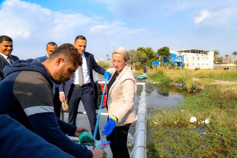 خلال جولتها في جزيرة قرصاية.. وزيرة البيئة تشيد بجهود دمج السكان في منظومة تدوير المخلفات
