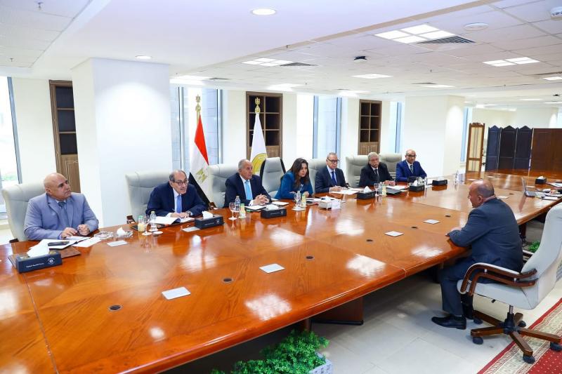 وزيرة التنمية المحلية ترأس اجتماع اللجنة العليا للقيادات
