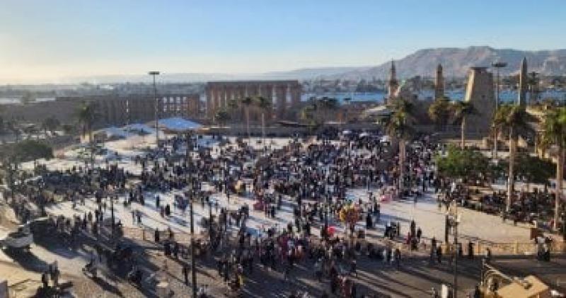 مسجد وأطلال كنيسة داخل معبد.. الآلاف بساحة أبو الحجاج الأقصرى فى مولده