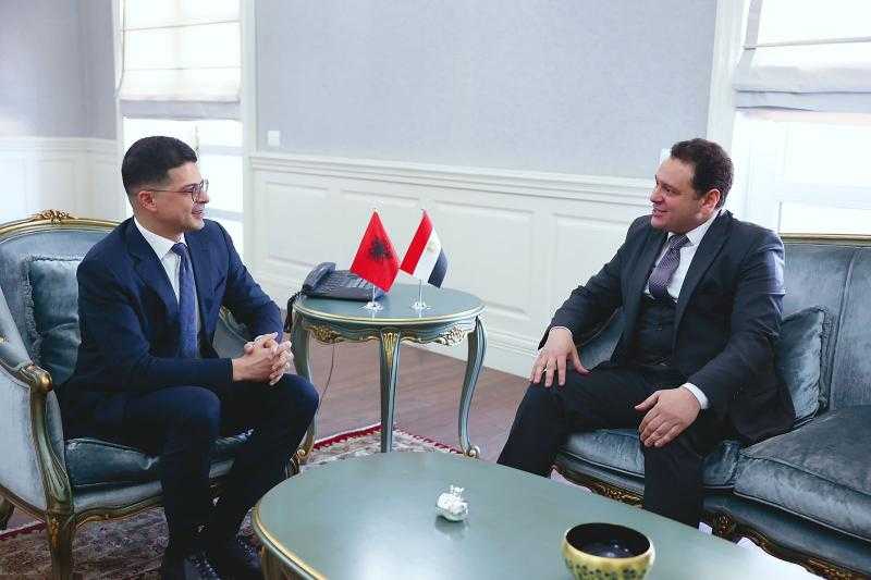 سفير مصر بتيرانا يبحث سُبل تعزيز التعاون الدفاعي والعسكري مع وزير الدفاع الألباني
