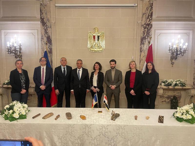وزير الخارجية يحضر مراسم استرداد قطع أثرية مصرية بمقر السفارة المصرية في باريس