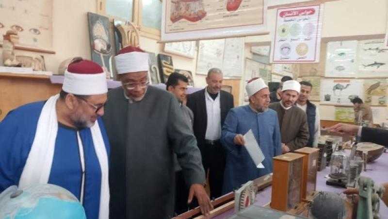 وكيل قطاع المعاهد الأزهرية ورئيس المنطقة يفتتحان معرض الوسائل التعليمية بالعاشر من رمضان