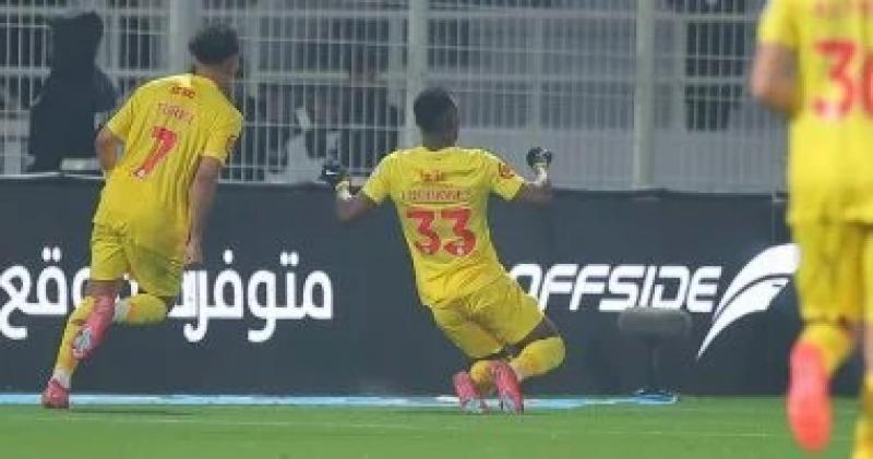 القادسية يهزم الشباب 3-2 في ليلة طرد أوباميانج بالدوري السعودي