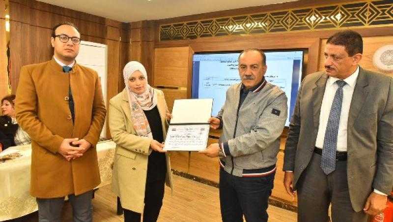 محافظ أسيوط يكرم الفائزين بمسابقة المشروع الوطني للقراءة