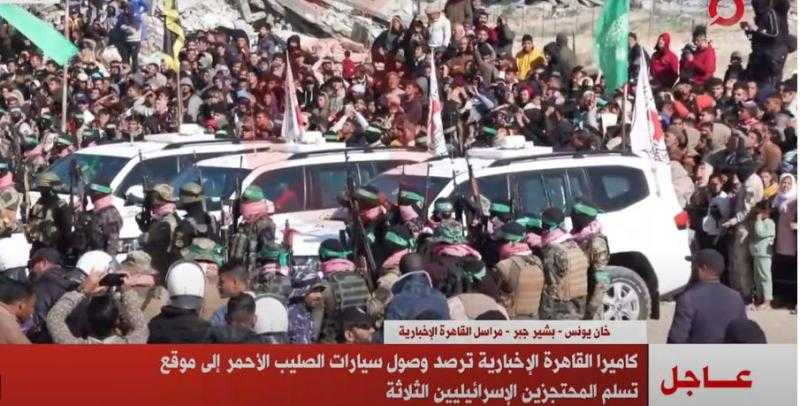 وصول سيارات الصليب الأحمر لموقع تسلم 3 محتجزين إسرائيليين في غزة