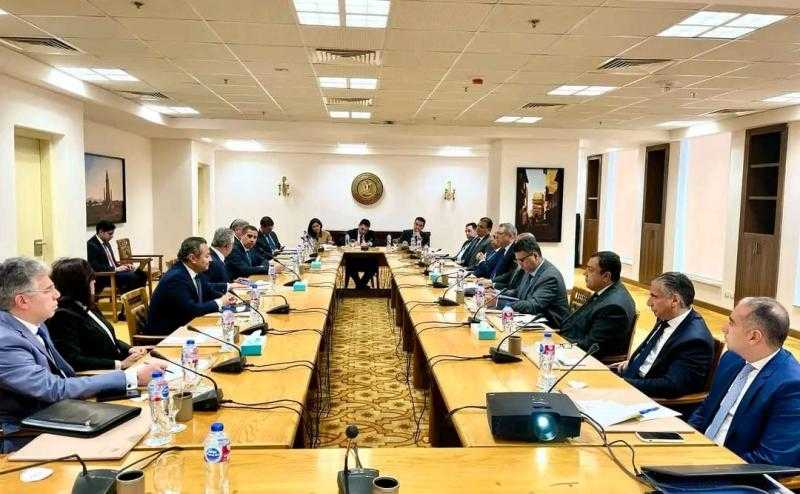 قيادات وزارة الخارجية تبحث جهود جذب الاستثمار مع رئيس المنطقة الاقتصادية لقناة السويس