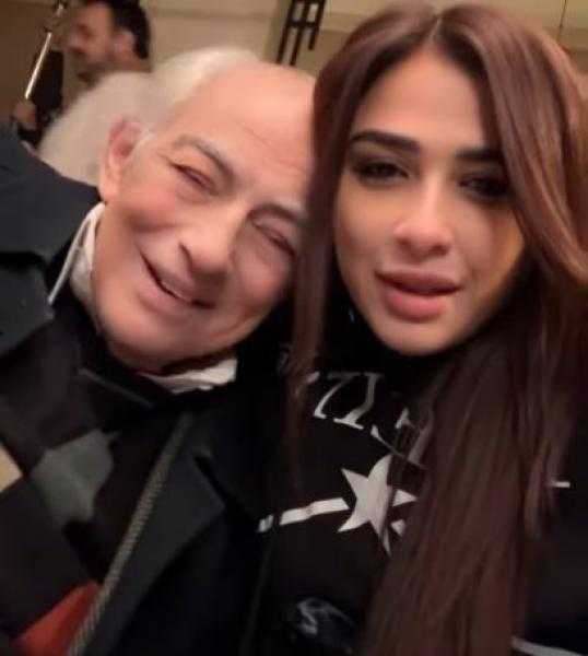 في كواليس وتقابل حبيب.. ياسمين عبدالعزيز تغازل رشوان توفيق وتقبل رأسه