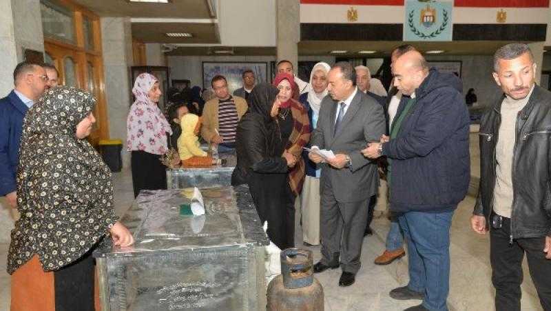 محافظ أسيوط يوزع 25 ماكينة خياطة وفرن منزلي للمعيلات والأولى بالرعاية