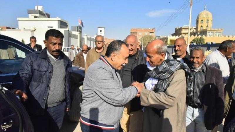 محافظ أسيوط يتفقد شوارع قرية بني عديات سيراً على الأقدام