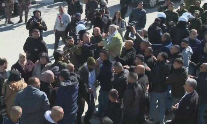 وصول عدد من الأسرى الفلسطينيين المفرج عنهم إلى رام الله