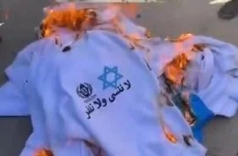 الأسرى الفلسطينيون يحرقون قمصان سجون الاحتلال فور الإفراج عنهم.. فيديو
