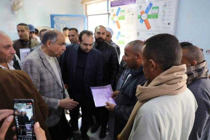 محافظ المنيا يتابع سير العمل بالمركز التكنولوجي لخدمة المواطنين بمغاغة