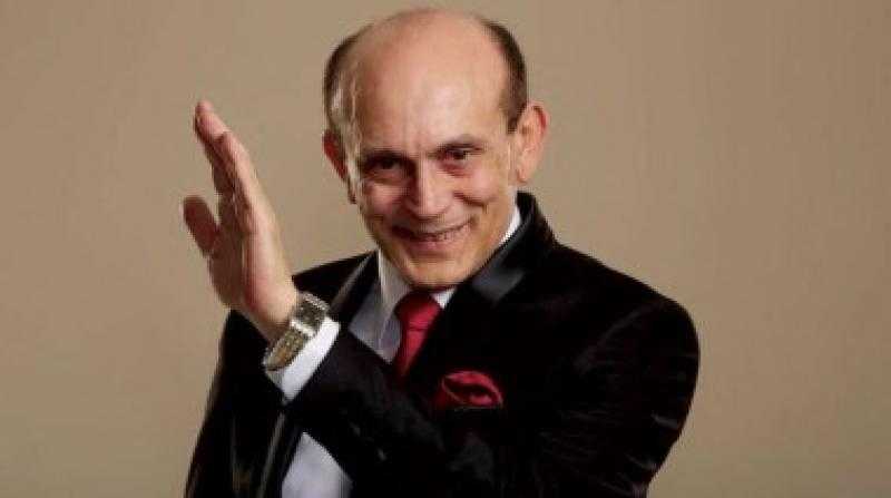 بمناسبة عيد الحب.. أبطال مسرحية فارس يكشف المستور يحتفلون بالفنان محمد صبحي