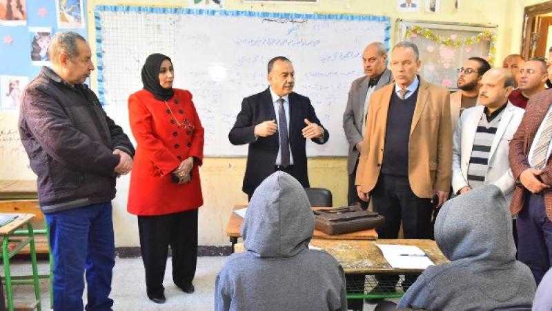 محافظ أسيوط يتفقد مدرسة السيدة عائشة الإعدادية بنات