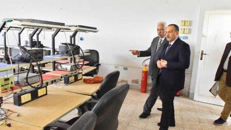 محافظ أسيوط يتفقد مركز التدريب المهني المتطور ببني غالب ويكرم 16 فتاة