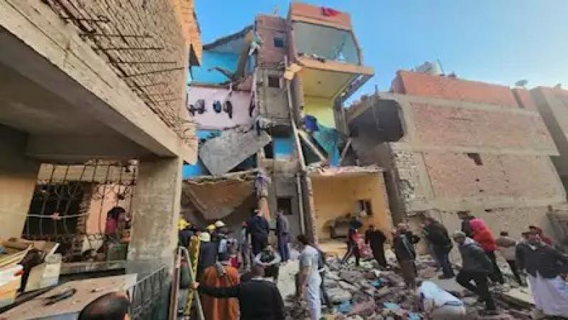 الصحة: الدفع بـ 15 سيارة إسعاف إلى موقع انهيار عقار بمنطقة كرداسة