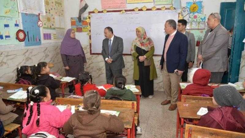 محافظ أسيوط يتفقد مدرستي الوليدية الابتدائية بنات وبنين بحي شرق