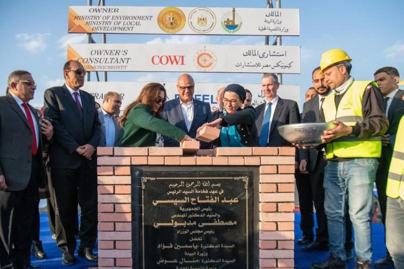 وزيرتا البيئة والتنمية المحلية ومحافظ القليوبية يضعون حجر الأساس للمحطة الوسيطة بالمرصفة.. صور