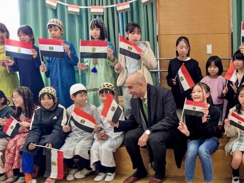 في تقدير استثنائي.. مدرسة يابانية تستقبل وزير التعليم بالنشيد الوطني المصري والتلاميذ يرتدون أزياء مصرية