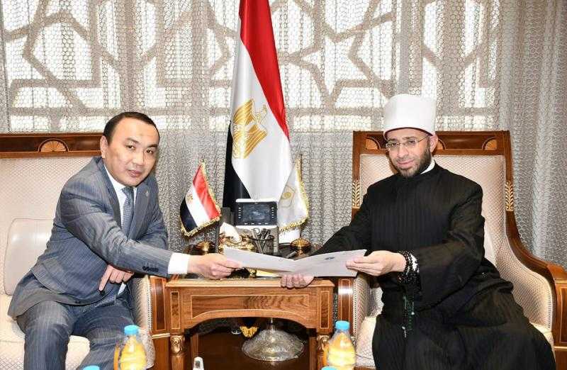وزير الأوقاف يستقبل سفير كازاخستان لبحث تعزيز التعاون الديني والثقافي بين البلدين