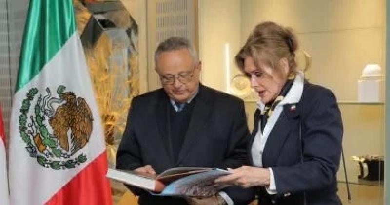 سفيرة المكسيك بالقاهرة تهدى مكتبة الإسكندرية مجموعة من الأعمال الببليوجرافية