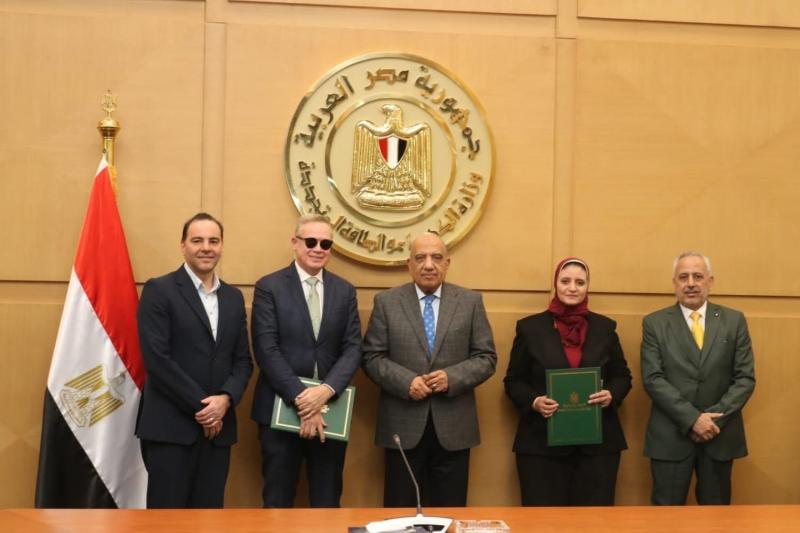 وزير الكهرباء يشهد توقيع اتفاقية مشروع انشاء محطة طاقة رياح بقدرة ”2000 ”ميجاوات