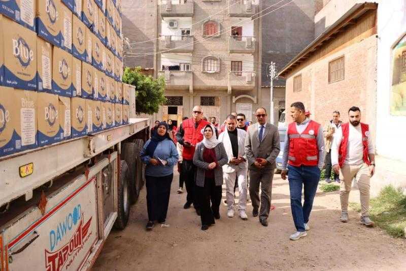 نائب محافظ دمياط تتفقد مقر الهلال الأحمر لمتابعة تجهيز المساعدات لأهالي غزة