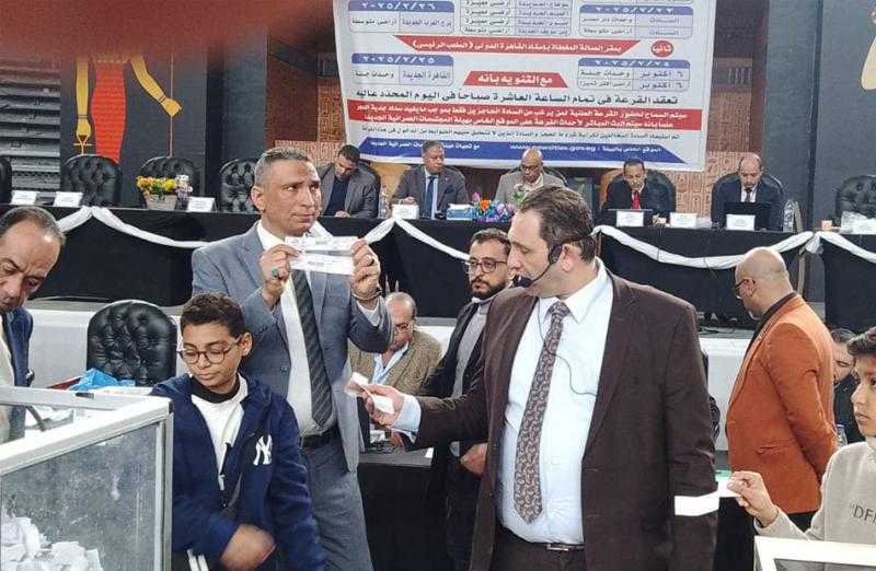 إجراء القرعة العلنية على قطع أراضٍ ووحدات ”مسكن” بمدينتي المنصورة الجديدة والعبور