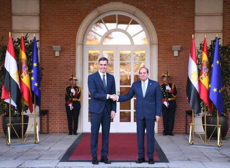 الرئيس السيسي ورئيس الوزراء الإسباني في صورة تذكارية بمقر الحكومة الإسبانية