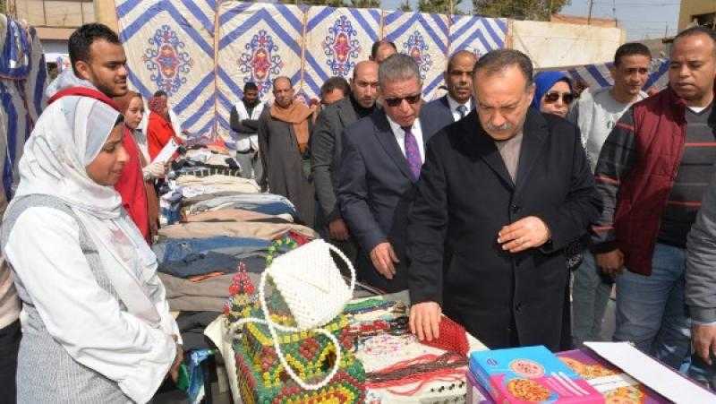 محافظ أسيوط يفتتح معرض منتجات مشغل البنات بقرية ريفا لتسويق منتجاتهن