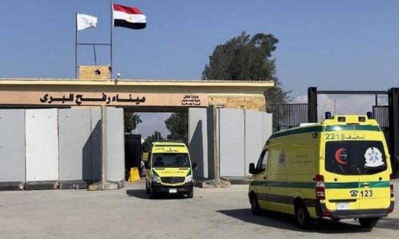الدفعة الـ17 من مرضي غزة تعبر معبر رفح للعلاج في مصر