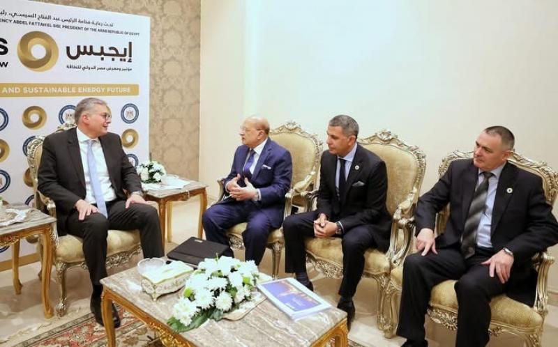 وزير البترول يلتقي بوفد الكونسورتيوم الجديد من المستثمرين المصريين للإستثمار في زيادة انتاج الحقول البترولية