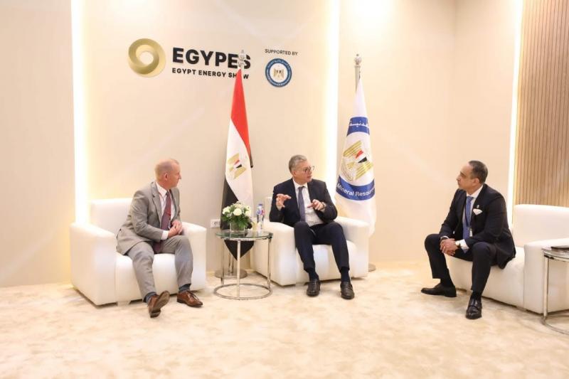 وزير البترول يلتقي بوفد من كبار مسئولي شركة هاليبرتون العالمية