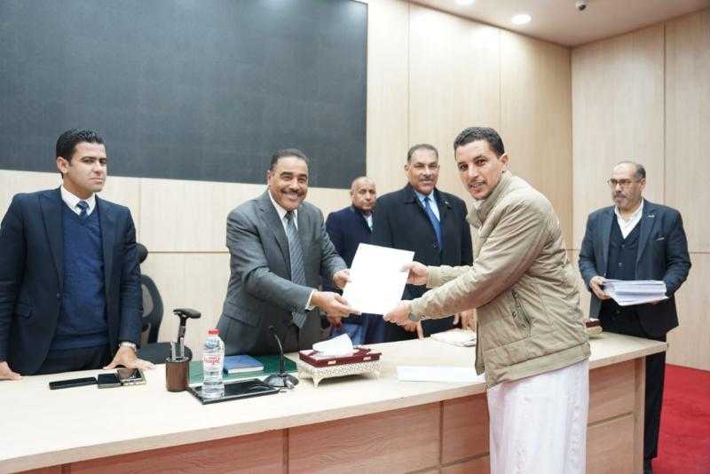 محافظ مطروح يسلم عقود السكن البديل لأهالي مشروع رأس الحكمة الجديدة