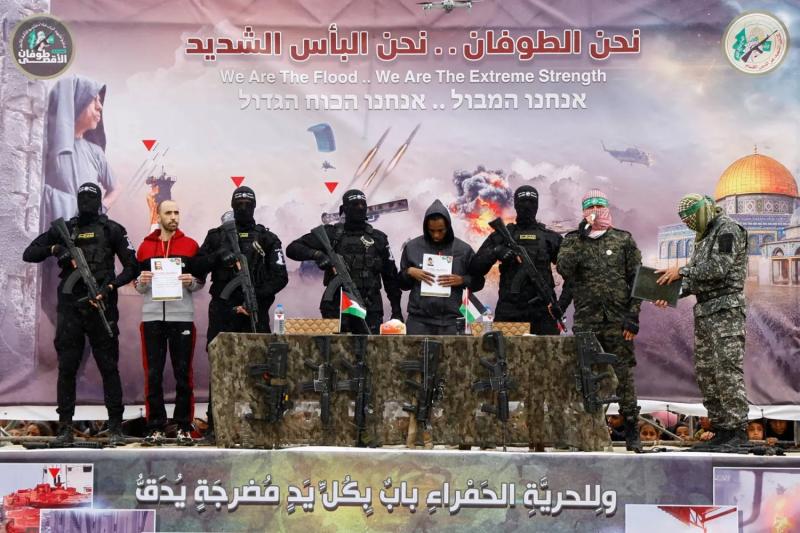 جيش الاحتلال يُعلن تسلمه المحتجزين ”تال شوهام وأفيرا منجيستو” من الصليب الأحمر