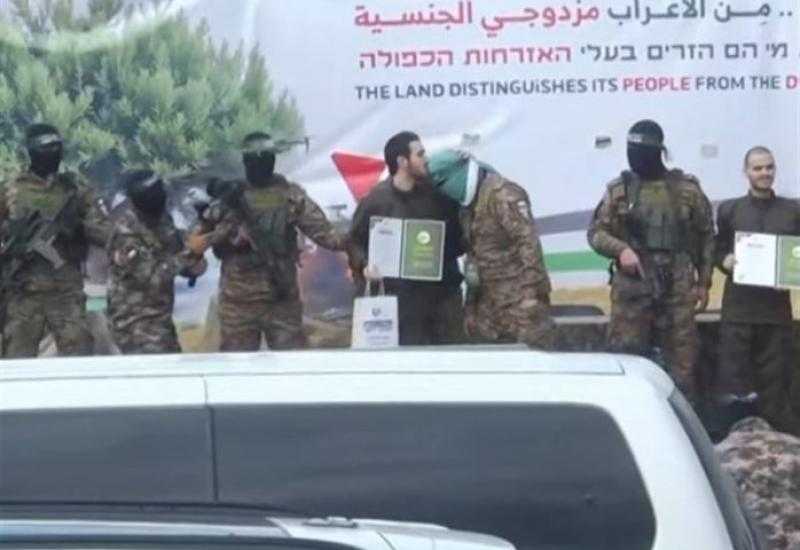 جندي إسرائيلي أسير يقبل رأس مقاتلي القسام (فيديو)