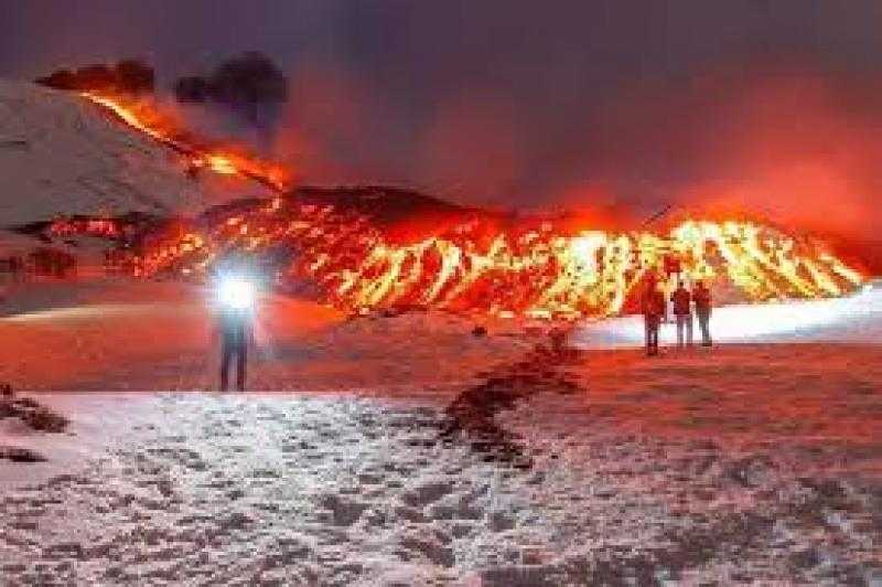 آلاف السياح يتحدون الحمم البركانية والثلوج فى إتنا الإيطالية.. فيديو