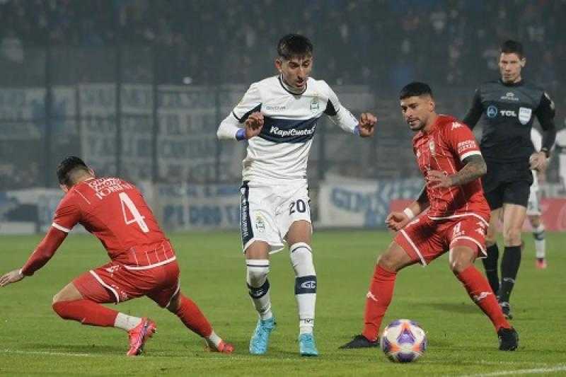 خيمناسيا لابلاتا يواصل صحوته بفوز جديد في الدوري الأرجنتيني