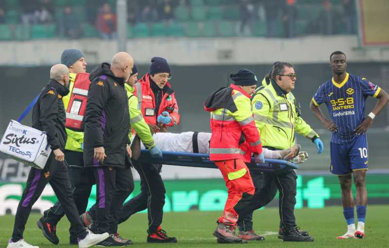 نقل مويس كين مهاجم فيورنتينا الإيطالي للمستشفى بعد إصابته في رأسه
