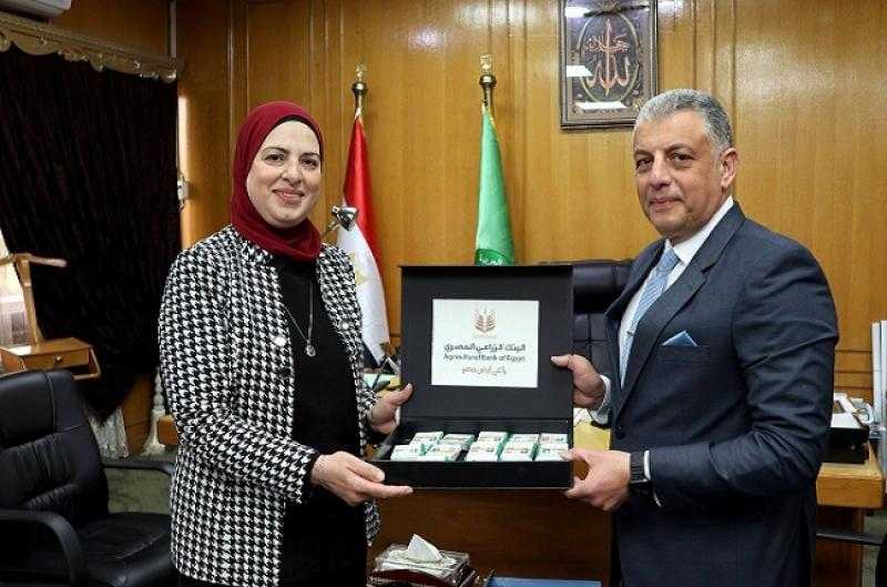 البنك الزراعي المصري يتبرع بكوبونات مواد غذائية للأسر الأكثر احتياجاً بمحافظة الإسماعيلية
