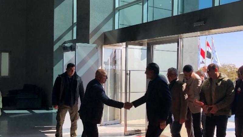 مدبولي يصل إلي المنطقة الصناعية لقناة السويس لبدء جولة بعدد من المصانع