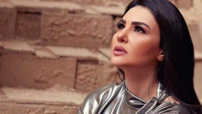 بالشورت| دينا فؤاد تثير الجدل في أحدث جلسة تصوير