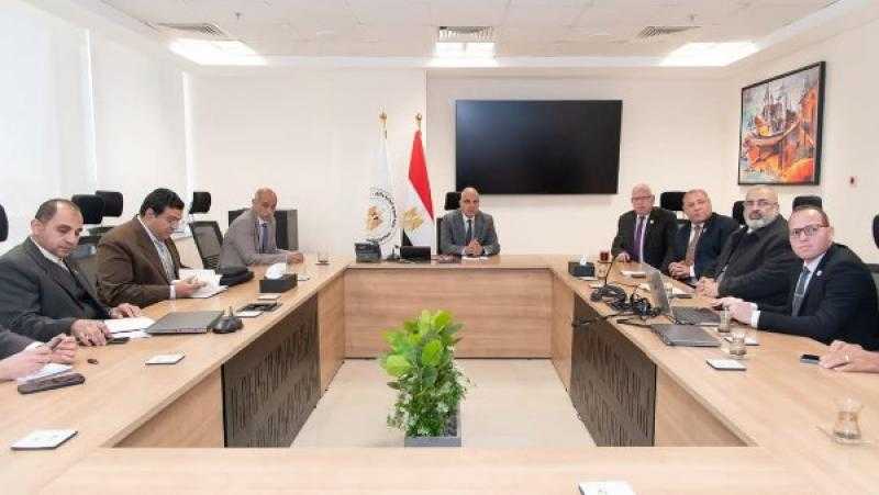 هاني سويلم يبحث موقف المشروعات المشتركة بين الوزارة والوطنية للمقاولات