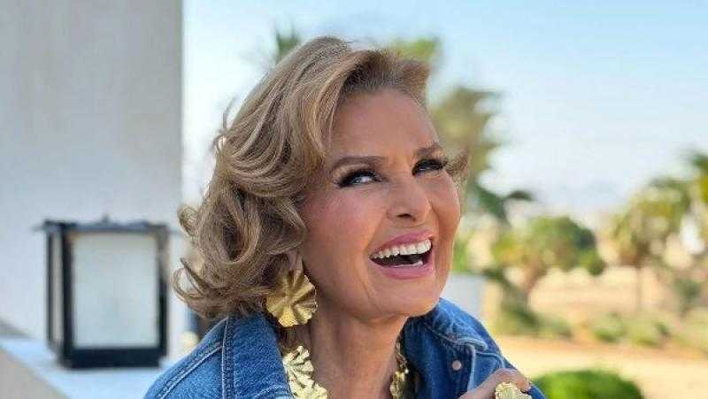 يسرا تهنئ جمهورها بحلول شهر رمضان