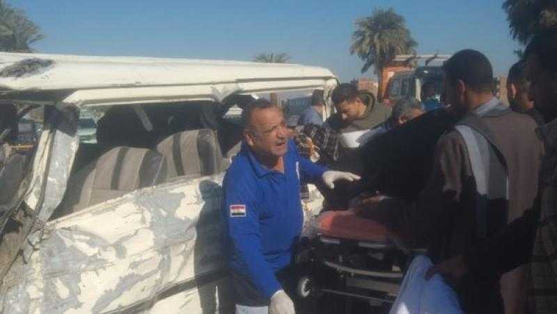 مصرع 4 أشخاص وإصابة 10 آخرين في تصادم سيارتين بأسيوط