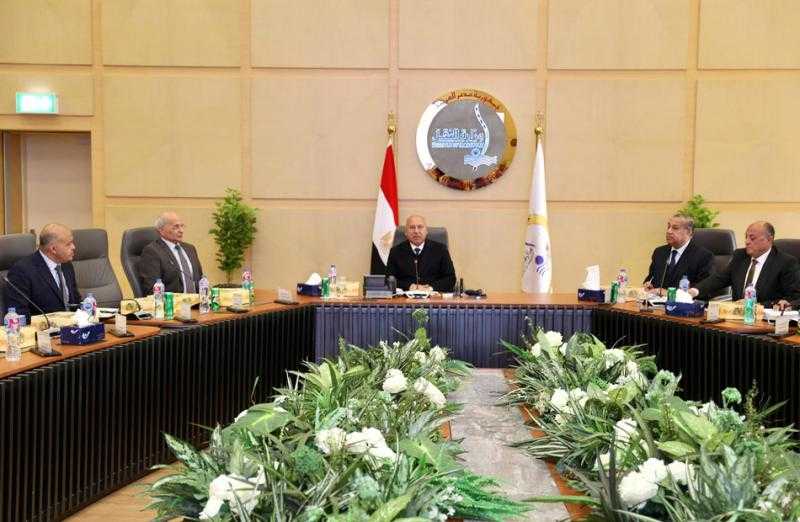 وزير النقل يترأس اجتماع الجمعية العامة للشركة القابضة لمشروعات الطرق والكباري والنقل البري