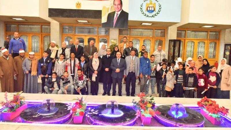 محافظ أسيوط يسلم 45 عصا خاصة بالمكفوفين لعدد من ذوي الاحتياجات الخاصة